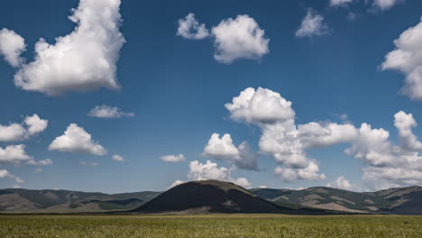 Vasto-Paisaje-De-Estepas-Con-Grandes-Nubes-En-Mongolia.-Lapso-De-Tiempo-Día-Soleado